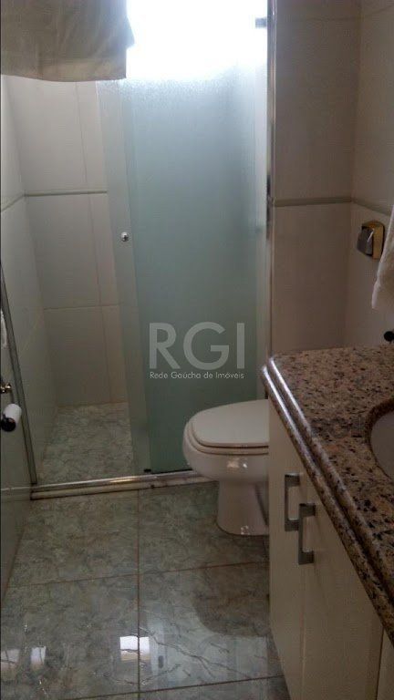 Vende prédio com 3 apartamentos, 9 dormitórios, 3 suíte, 3 salas amplas com churrasqueira, box 8 vaga coberta, 479 m² por R$ 2.150.000,00- São João - Porto Alegre/RS — foto 81