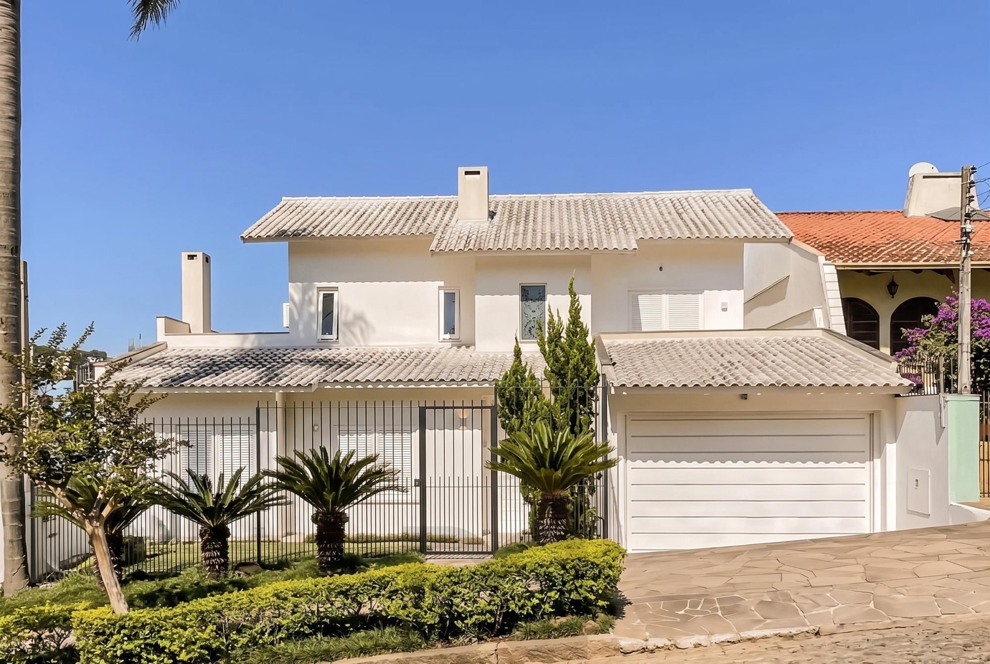Casa Reformada com Piscina, 370m², 2 Suítes com Closet no Três Figueiras – POA — foto 1