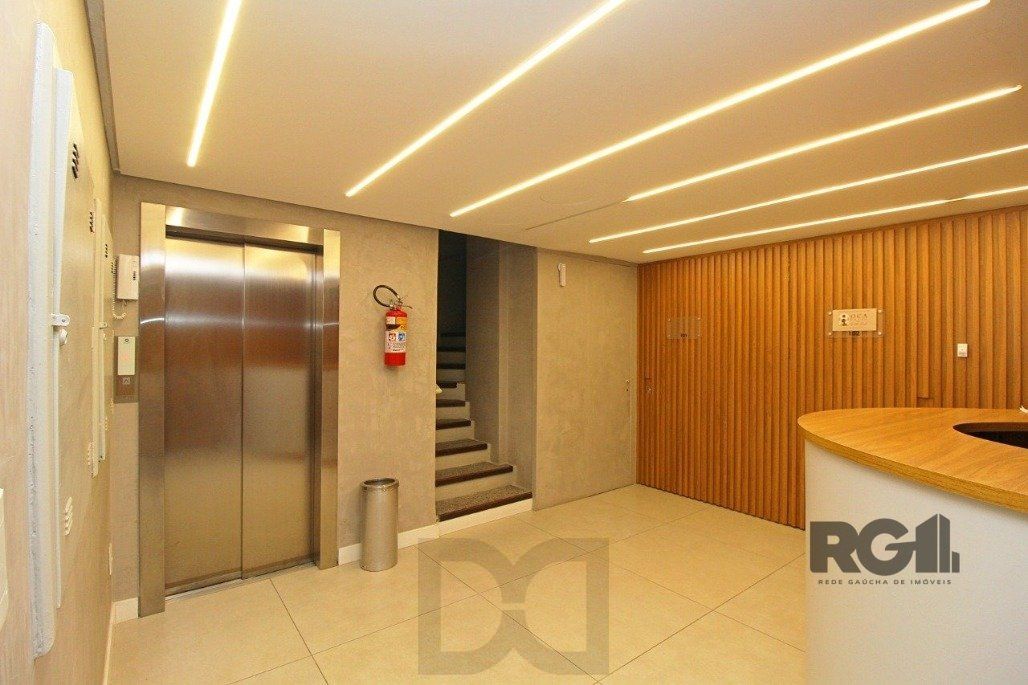 Conjunto comercial para comprar totalmente mobiliado e desocupado, localizado na prestigiada Rua Felipe Camarão, em frente à Redenção. — foto 2