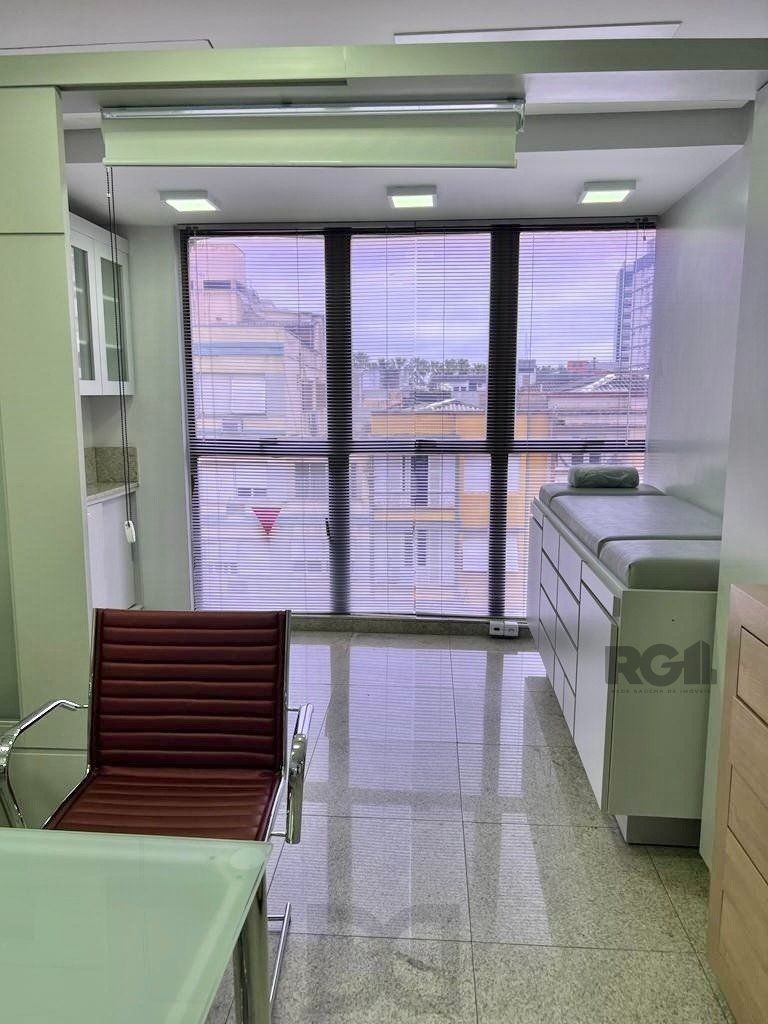 Conjunto comercial para comprar totalmente mobiliado e desocupado, localizado na prestigiada Rua Felipe Camarão, em frente à Redenção. — foto 15