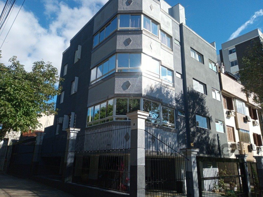 Vende prédio com 3 apartamentos, 9 dormitórios, 3 suíte, 3 salas amplas com churrasqueira, box 8 vaga coberta, 479 m² por R$ 2.150.000,00- São João - Porto Alegre/RS — foto 1