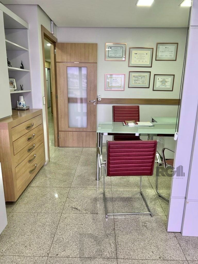 Conjunto comercial para comprar totalmente mobiliado e desocupado, localizado na prestigiada Rua Felipe Camarão, em frente à Redenção. — foto 5