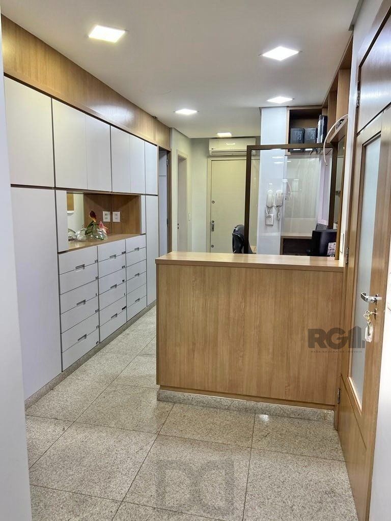 Conjunto comercial para comprar totalmente mobiliado e desocupado, localizado na prestigiada Rua Felipe Camarão, em frente à Redenção. — foto 8