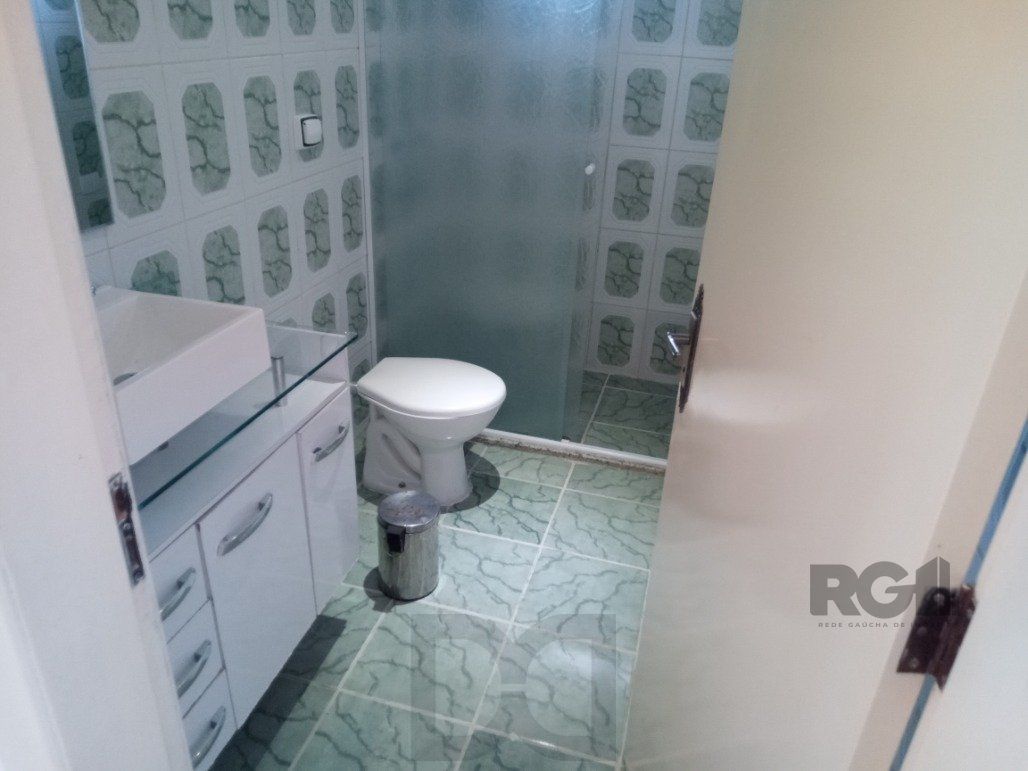 Vende prédio com 3 apartamentos, 9 dormitórios, 3 suíte, 3 salas amplas com churrasqueira, box 8 vaga coberta, 479 m² por R$ 2.150.000,00- São João - Porto Alegre/RS — foto 52