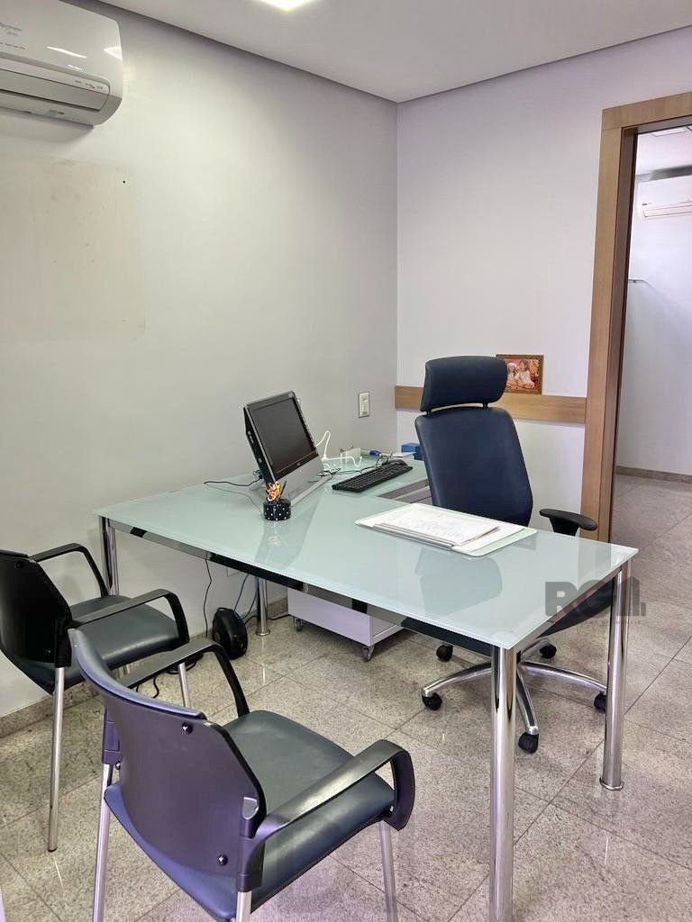 Conjunto comercial para comprar totalmente mobiliado e desocupado, localizado na prestigiada Rua Felipe Camarão, em frente à Redenção. — foto 13