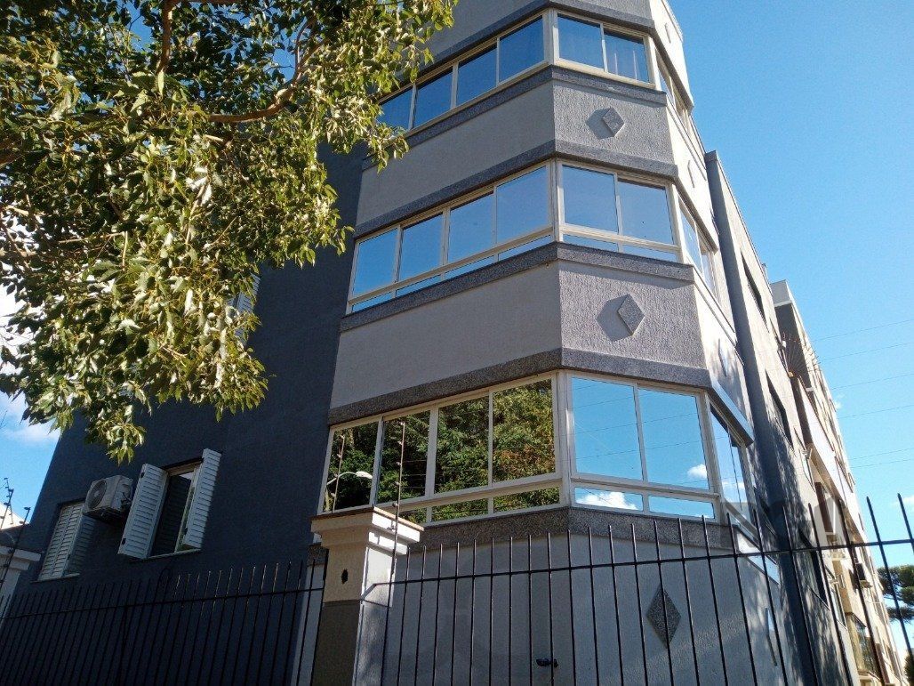 Vende prédio com 3 apartamentos, 9 dormitórios, 3 suíte, 3 salas amplas com churrasqueira, box 8 vaga coberta, 479 m² por R$ 2.150.000,00- São João - Porto Alegre/RS — foto 7