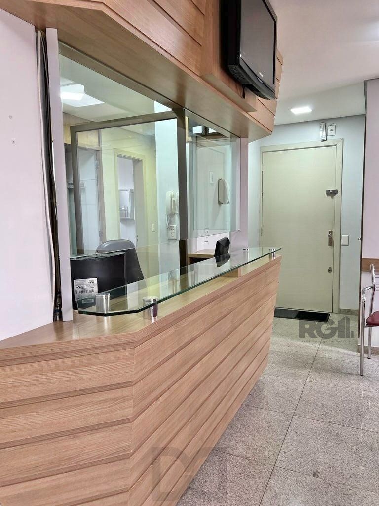 Conjunto comercial para comprar totalmente mobiliado e desocupado, localizado na prestigiada Rua Felipe Camarão, em frente à Redenção. — foto 10