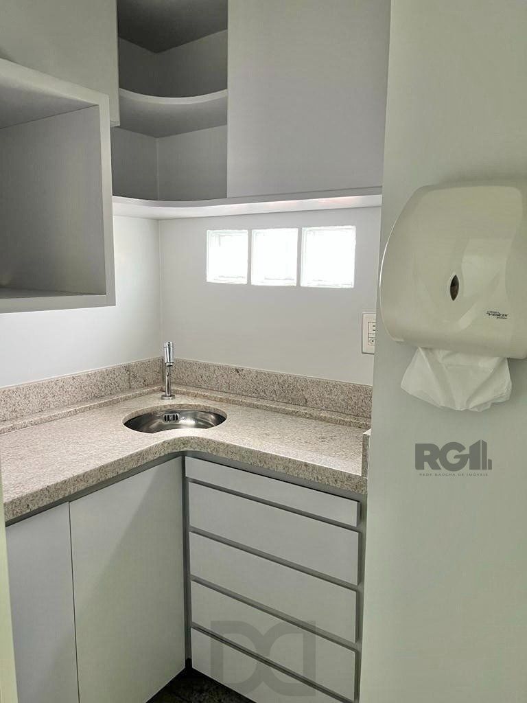 Conjunto comercial para comprar totalmente mobiliado e desocupado, localizado na prestigiada Rua Felipe Camarão, em frente à Redenção. — foto 17