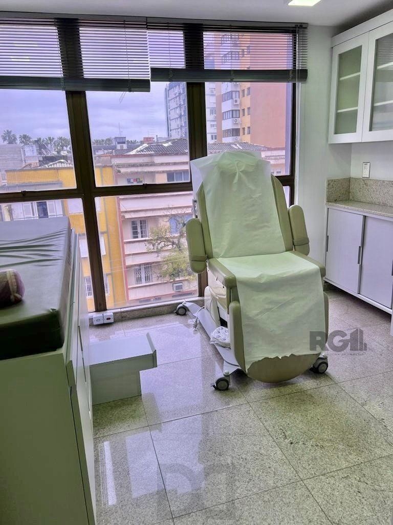 Conjunto comercial para comprar totalmente mobiliado e desocupado, localizado na prestigiada Rua Felipe Camarão, em frente à Redenção. — foto 14