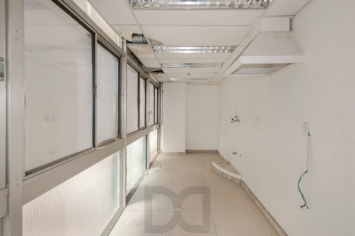 OPORTUNIDADE - Conjunto Comercial, meio andar inteiro com várias salas e salão! — foto 46