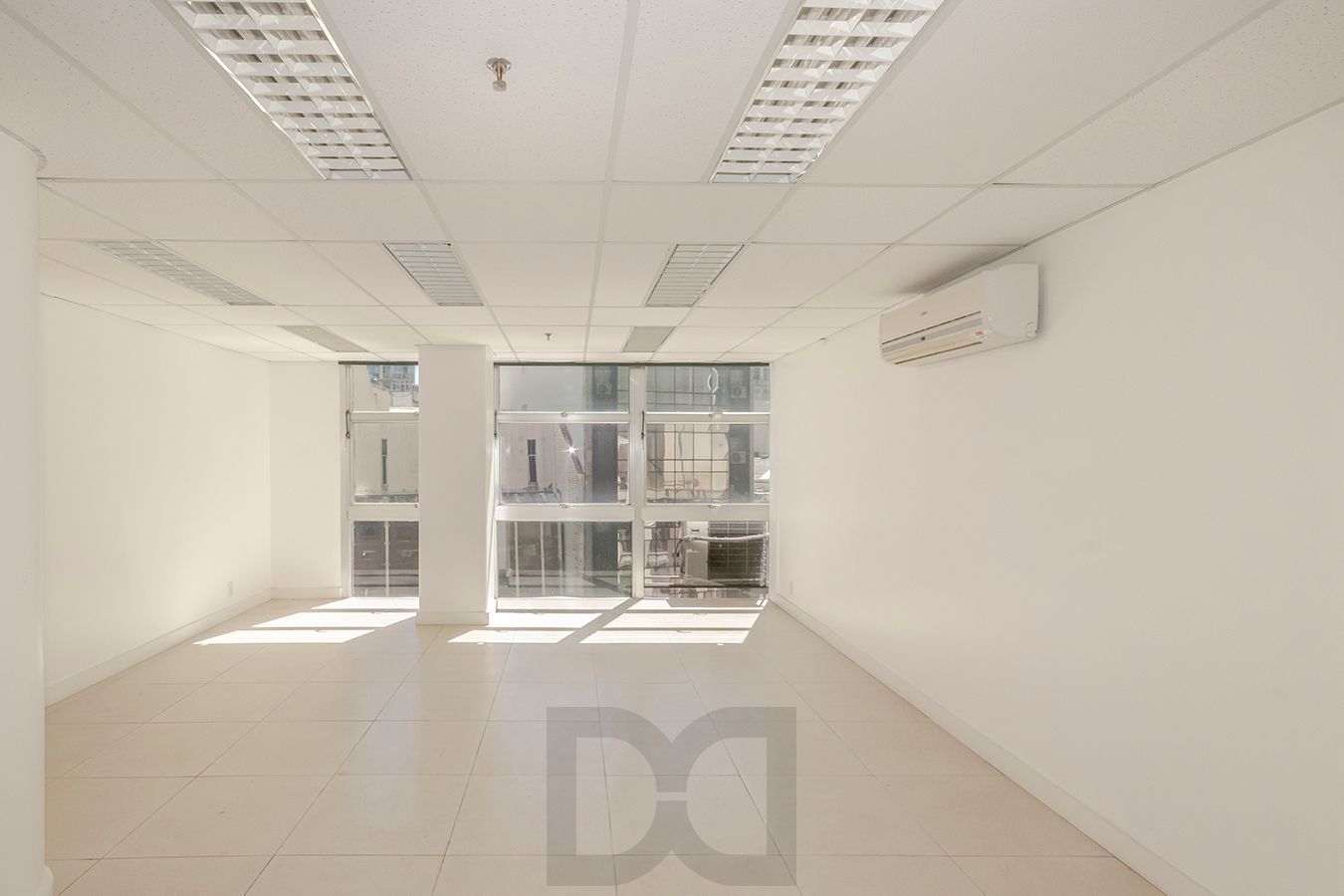 OPORTUNIDADE - Conjunto Comercial, meio andar inteiro com várias salas e salão! — foto 34