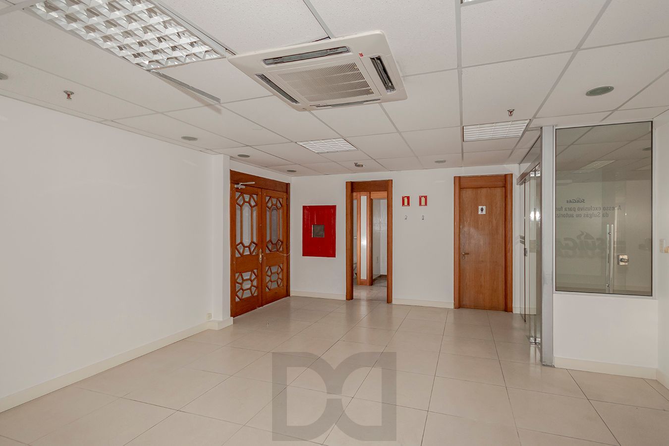 OPORTUNIDADE - Conjunto Comercial, meio andar inteiro com várias salas e salão! — foto 18