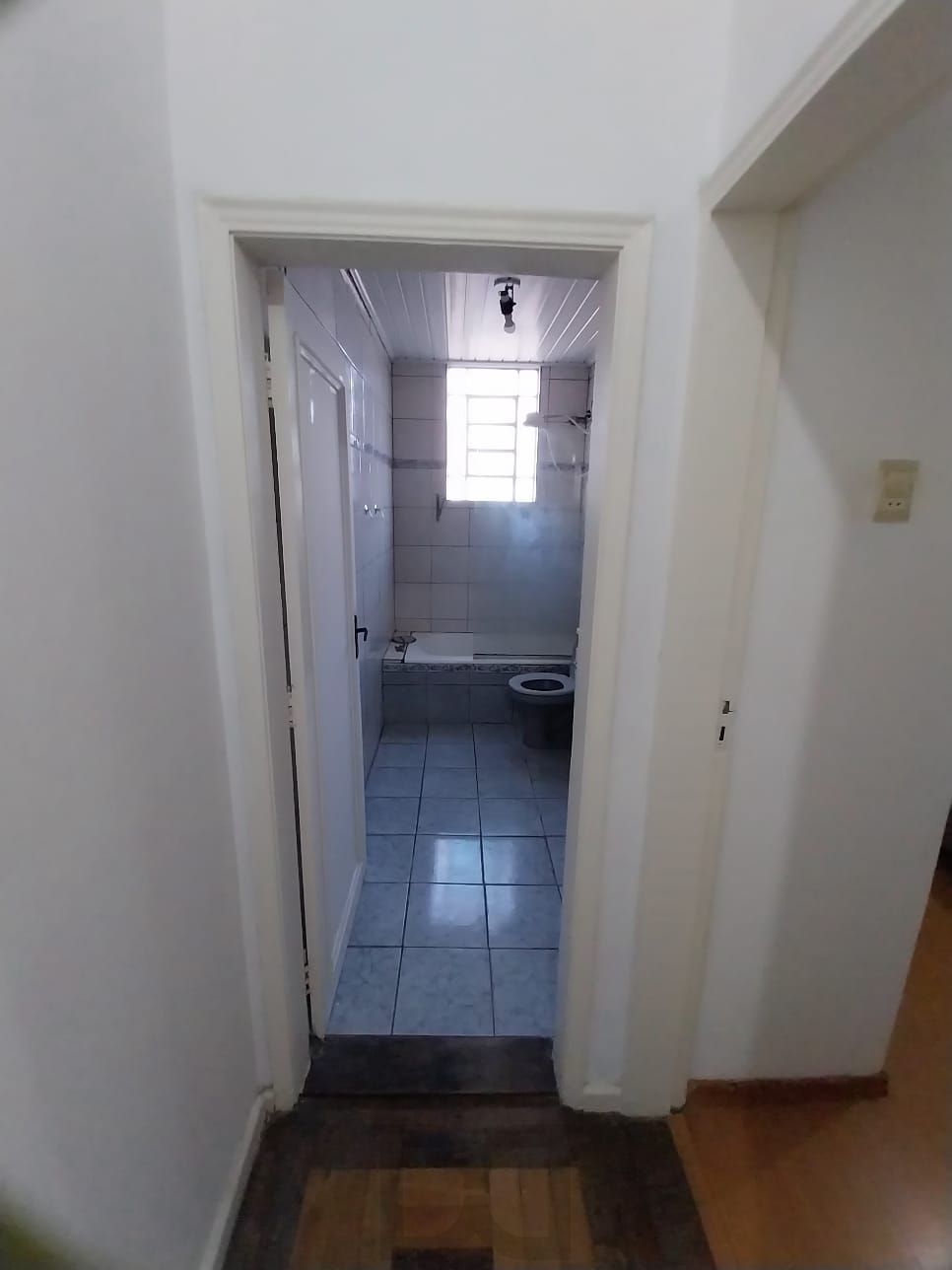 Oportunidade apto 2 dormitórios, c/ sacada em um deles e área de serviço. Centro Histórico P. Alegre. — foto 18