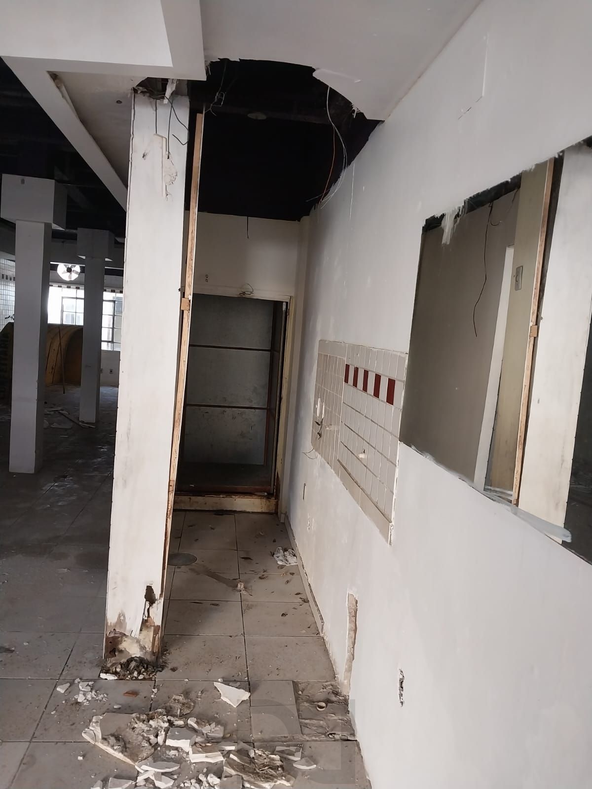 Loja Duplex na Duque de Caxias, desocupada espaço amplo. Preço atrativo. — foto 23