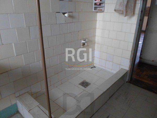 Prédio residencial e comercial, no bairro Navegantes em Porto Alegre — foto 9