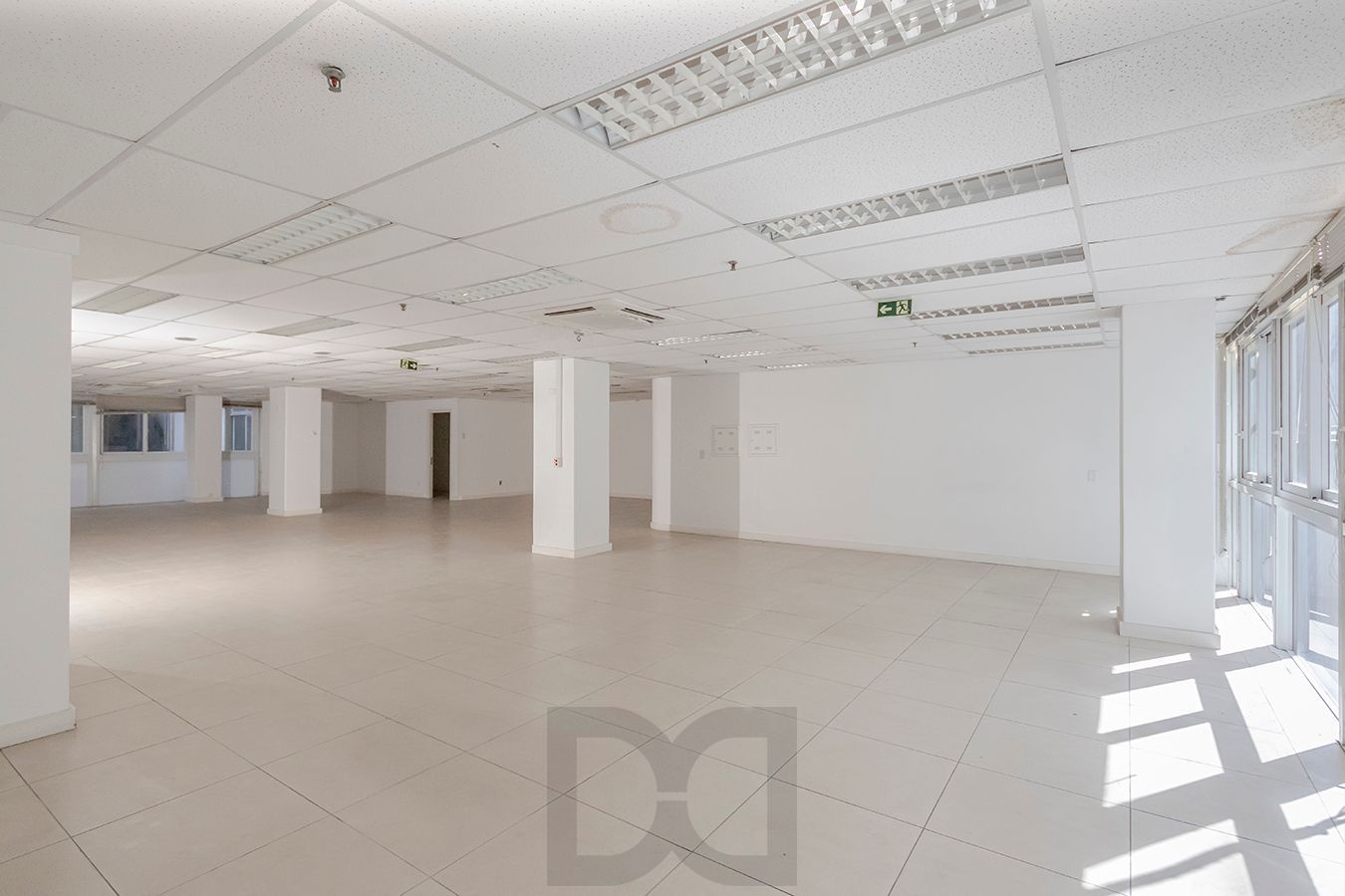 OPORTUNIDADE - Conjunto Comercial, meio andar inteiro com várias salas e salão! — foto 24