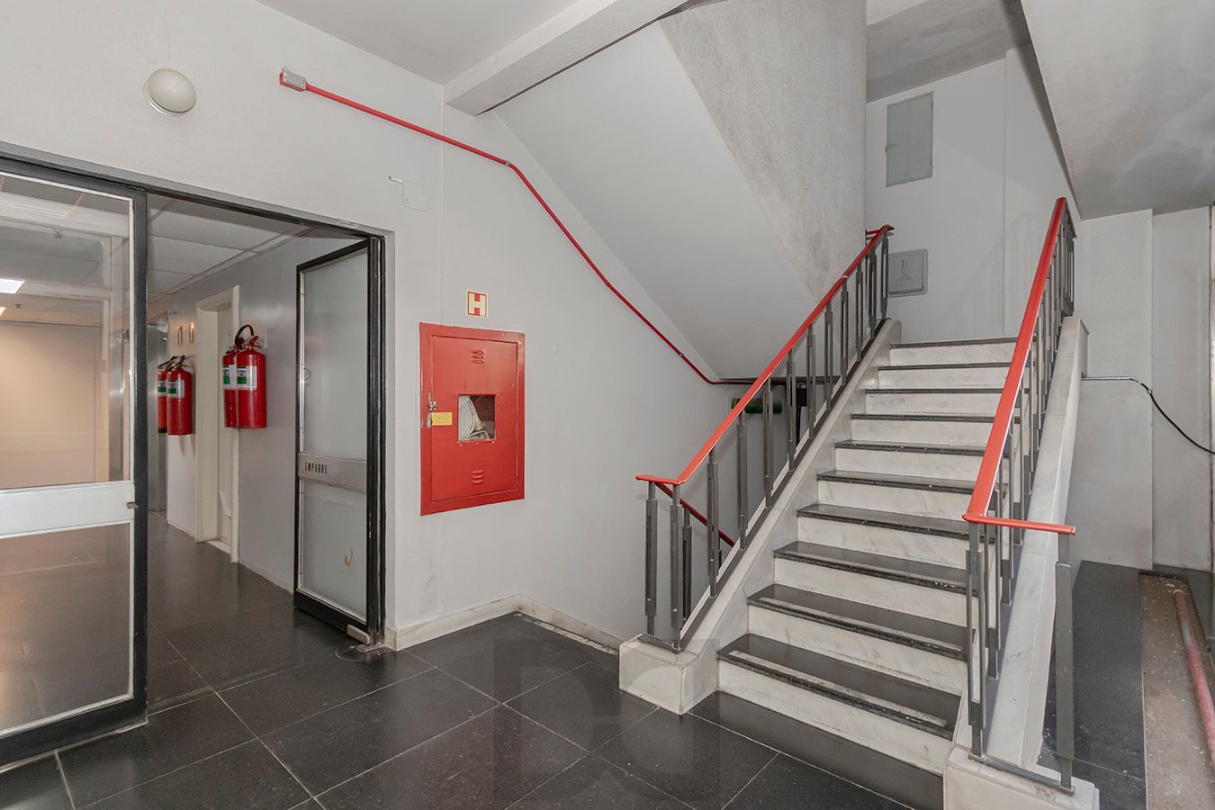 OPORTUNIDADE - Conjunto Comercial, meio andar inteiro com várias salas e salão! — foto 51