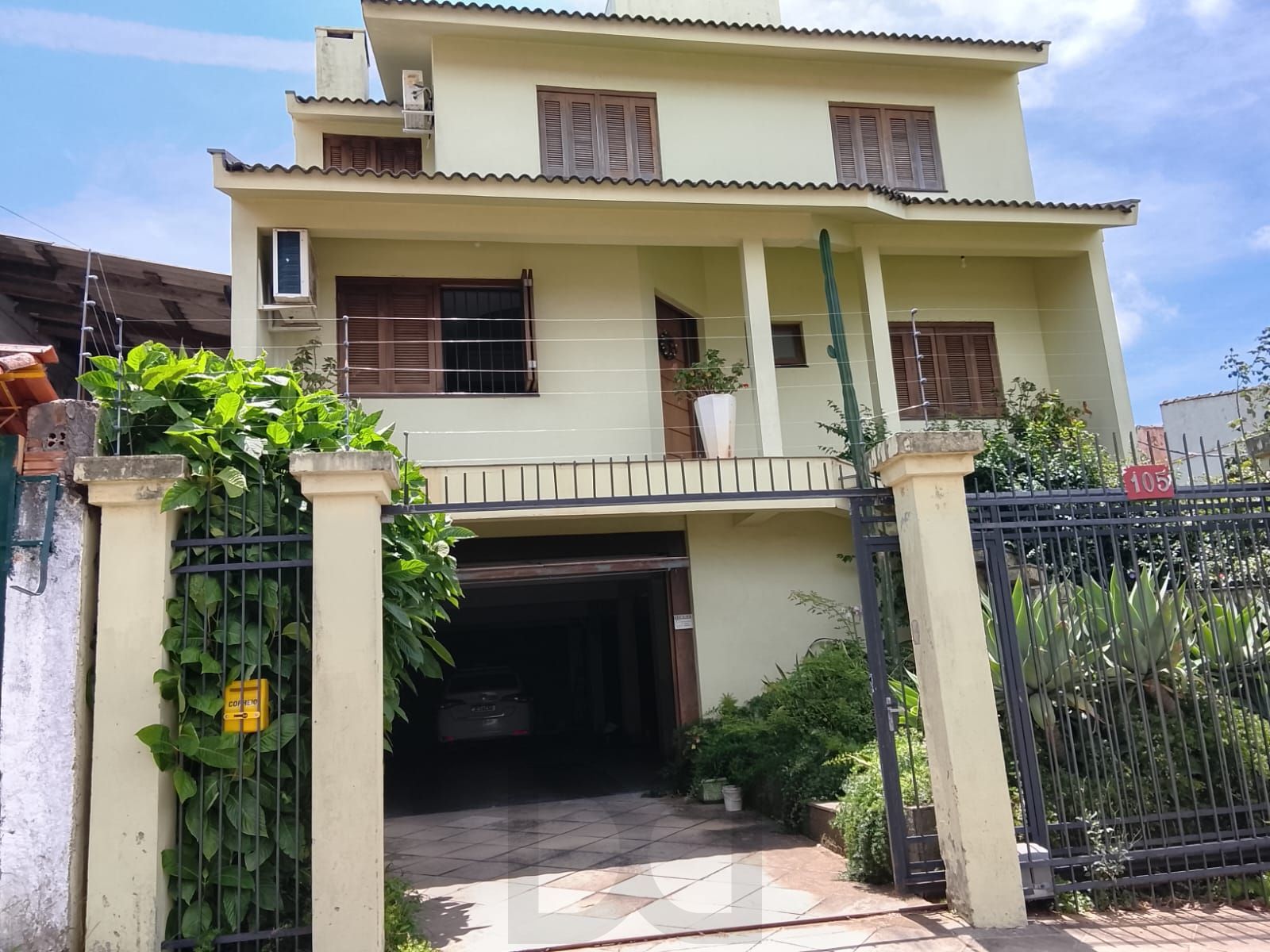 CASA / SOBRADO 5D e 10 vagas 3 Banheiros - Pátio enorme c/ Jacuzi e Pergolado - Living 3 ambientes - Sta Teresa — foto 1