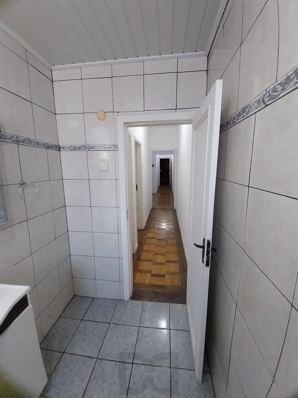 Oportunidade apto 2 dormitórios, c/ sacada em um deles e área de serviço. Centro Histórico P. Alegre. — foto 2