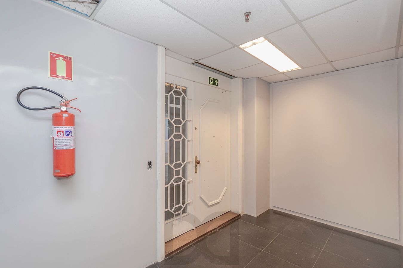 OPORTUNIDADE - Conjunto Comercial, meio andar inteiro com várias salas e salão! — foto 48