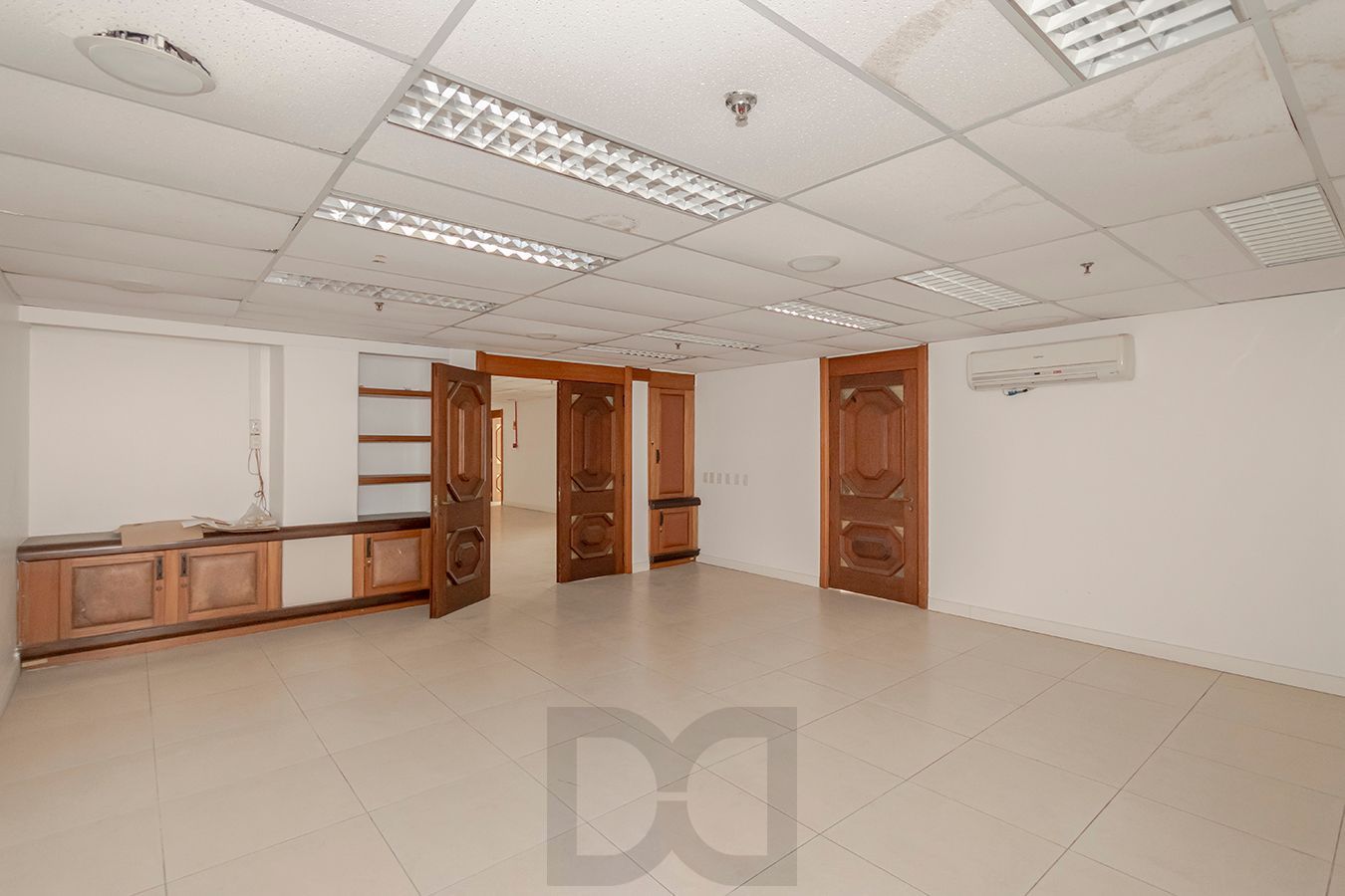 OPORTUNIDADE - Conjunto Comercial, meio andar inteiro com várias salas e salão! — foto 5