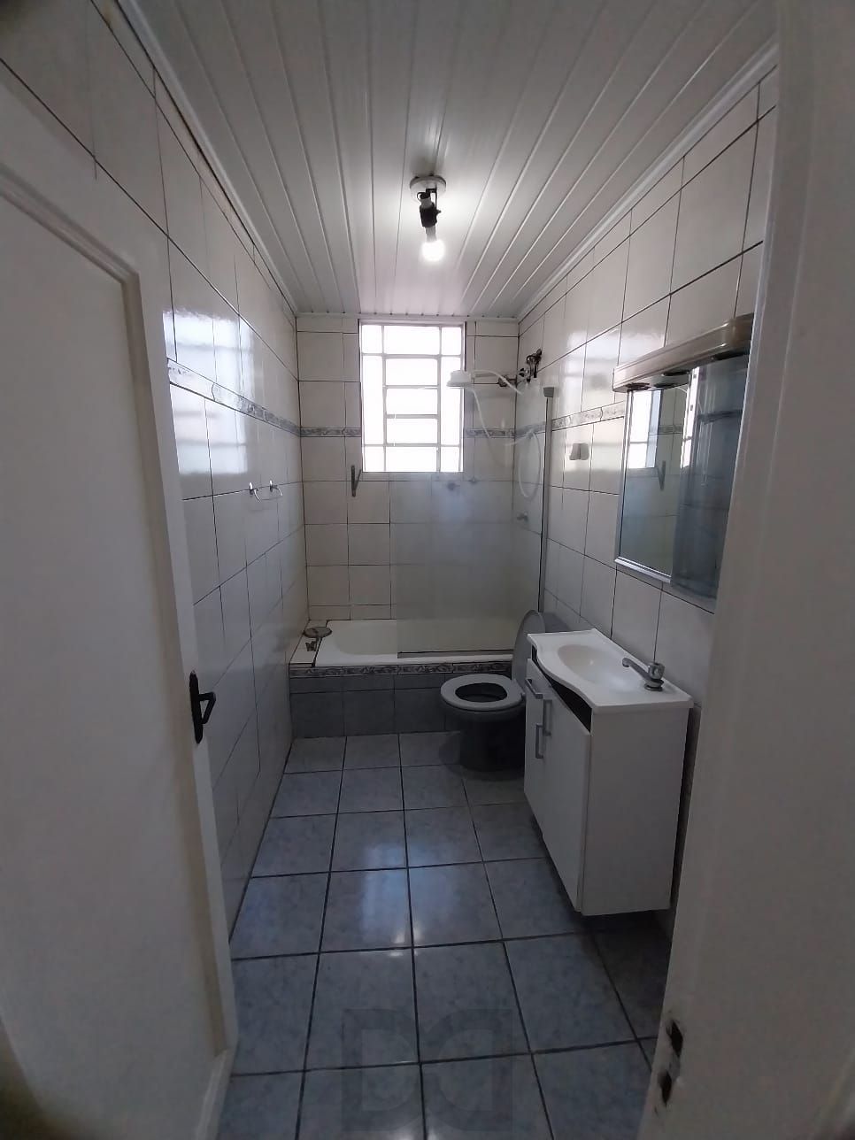 Oportunidade apto 2 dormitórios, c/ sacada em um deles e área de serviço. Centro Histórico P. Alegre. — foto 5