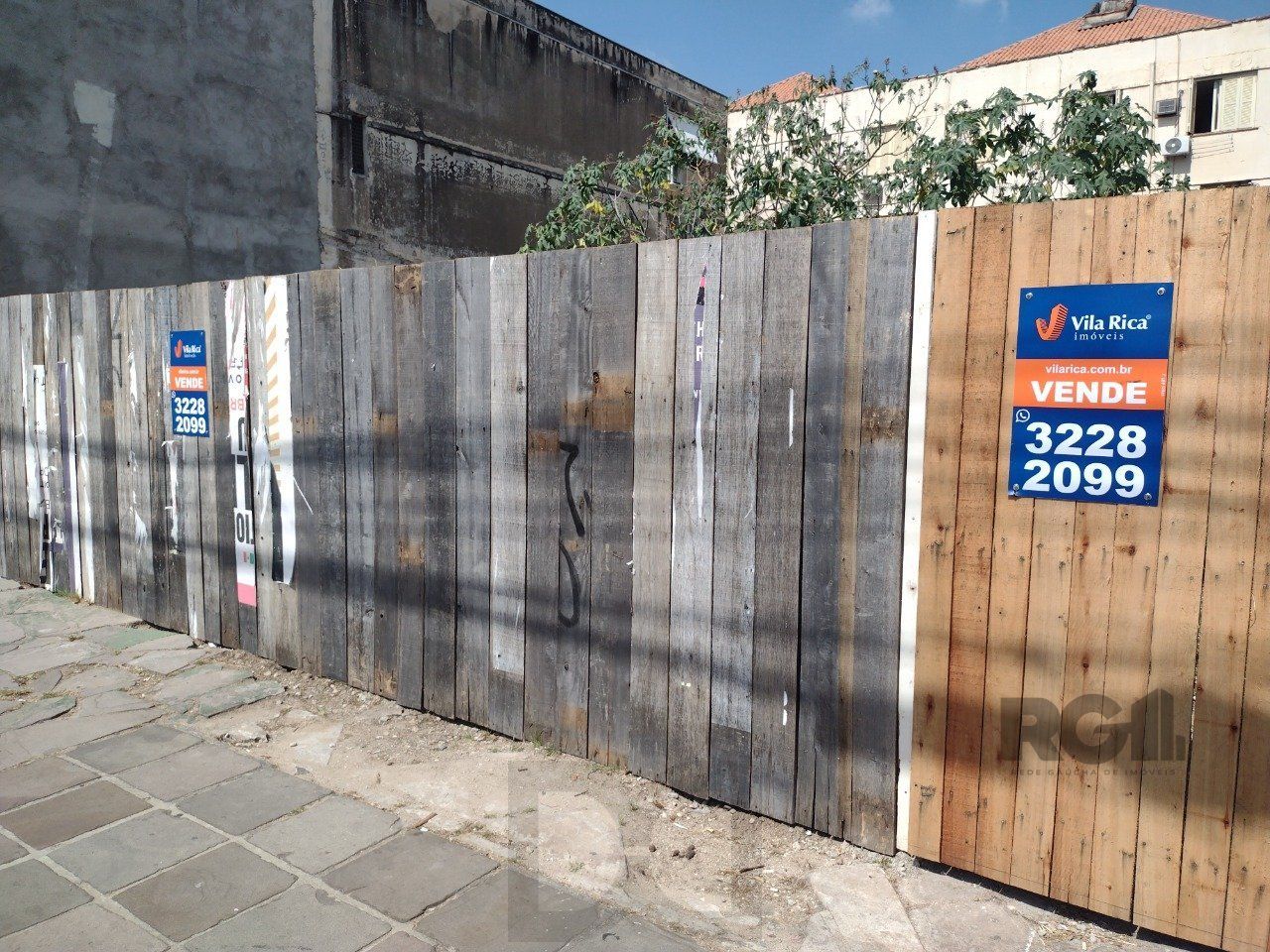Compre terreno na Av Bento Gonçalves, 20,24 X 24M2,Bairro Partenon — foto 1