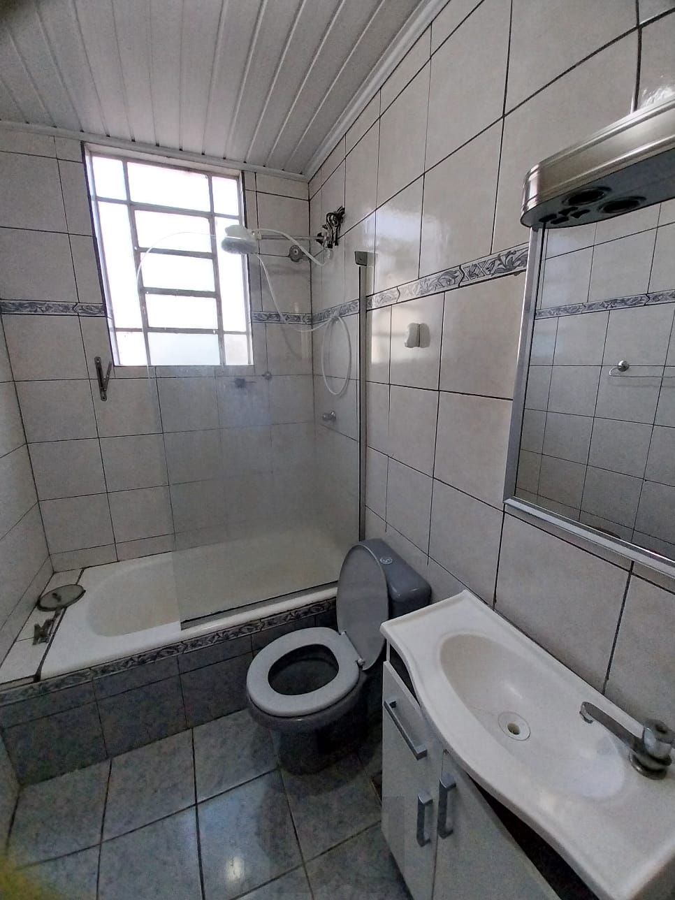 Oportunidade apto 2 dormitórios, c/ sacada em um deles e área de serviço. Centro Histórico P. Alegre. — foto 6