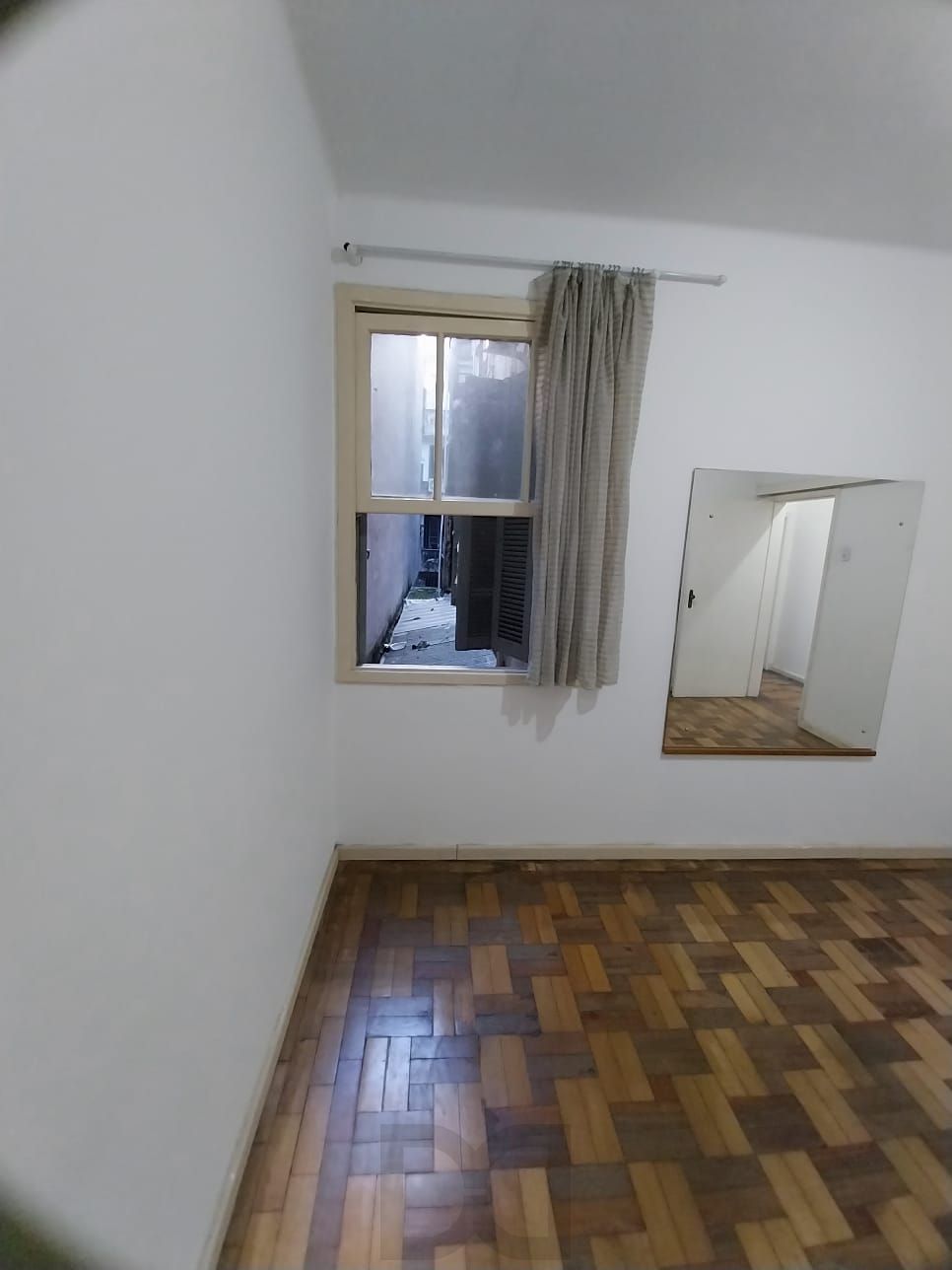 Oportunidade apto 2 dormitórios, c/ sacada em um deles e área de serviço. Centro Histórico P. Alegre. — foto 21
