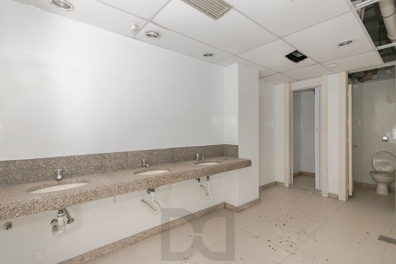 OPORTUNIDADE - Conjunto Comercial, meio andar inteiro com várias salas e salão! — foto 40