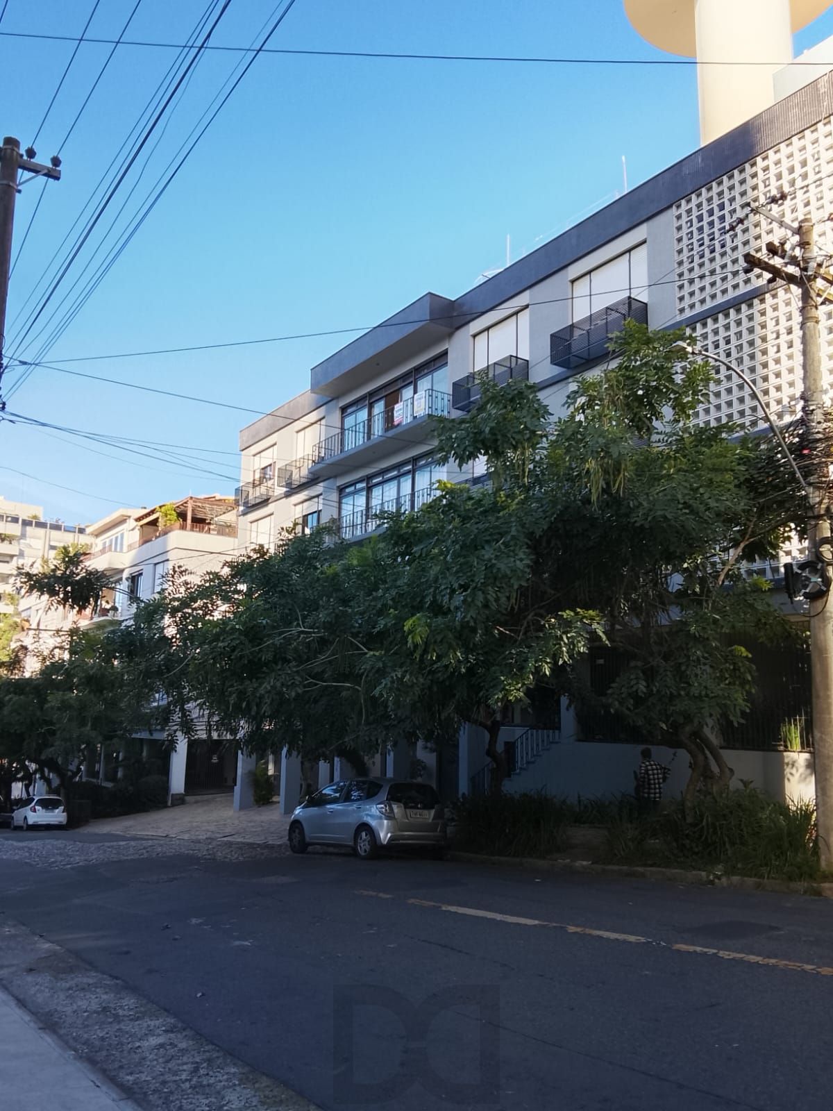 Oportunidade Única! Apartamento Semimobiliado de 3 Quartos e 1 Suíte Região Nobre em Porto Alegre — foto 1
