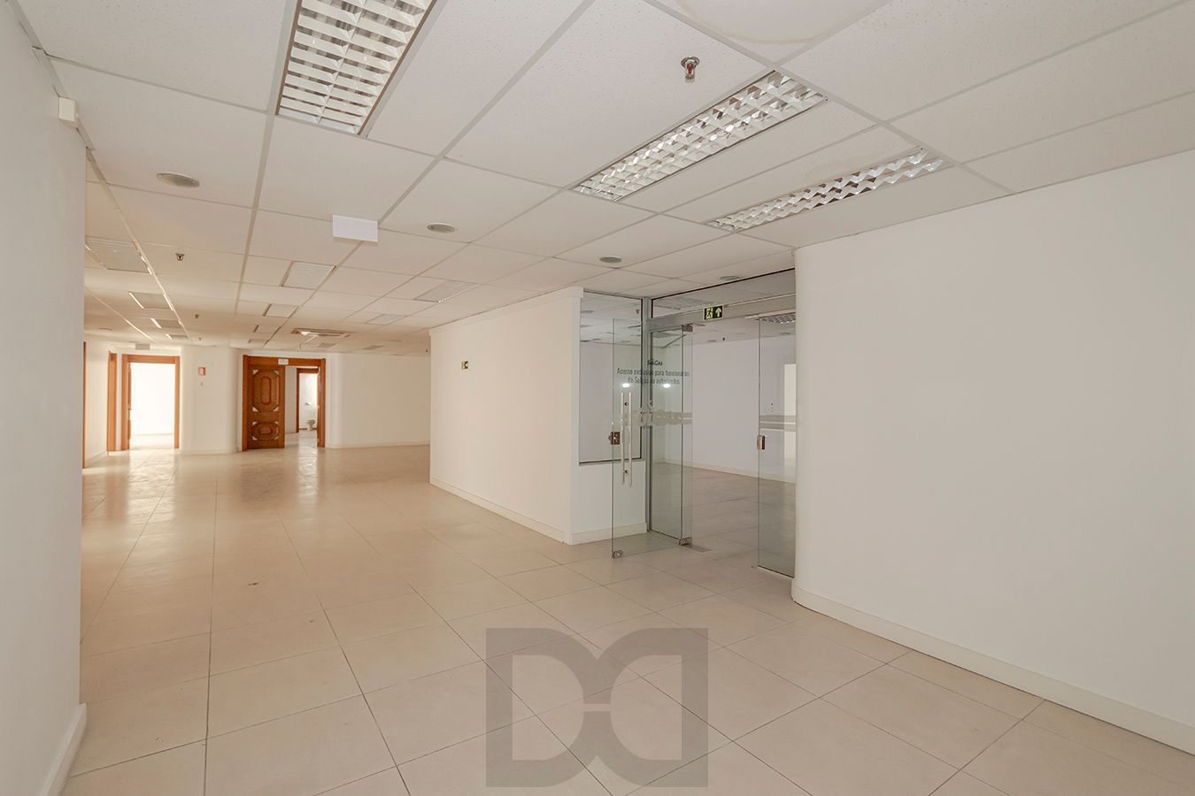 OPORTUNIDADE - Conjunto Comercial, meio andar inteiro com várias salas e salão! — foto 19