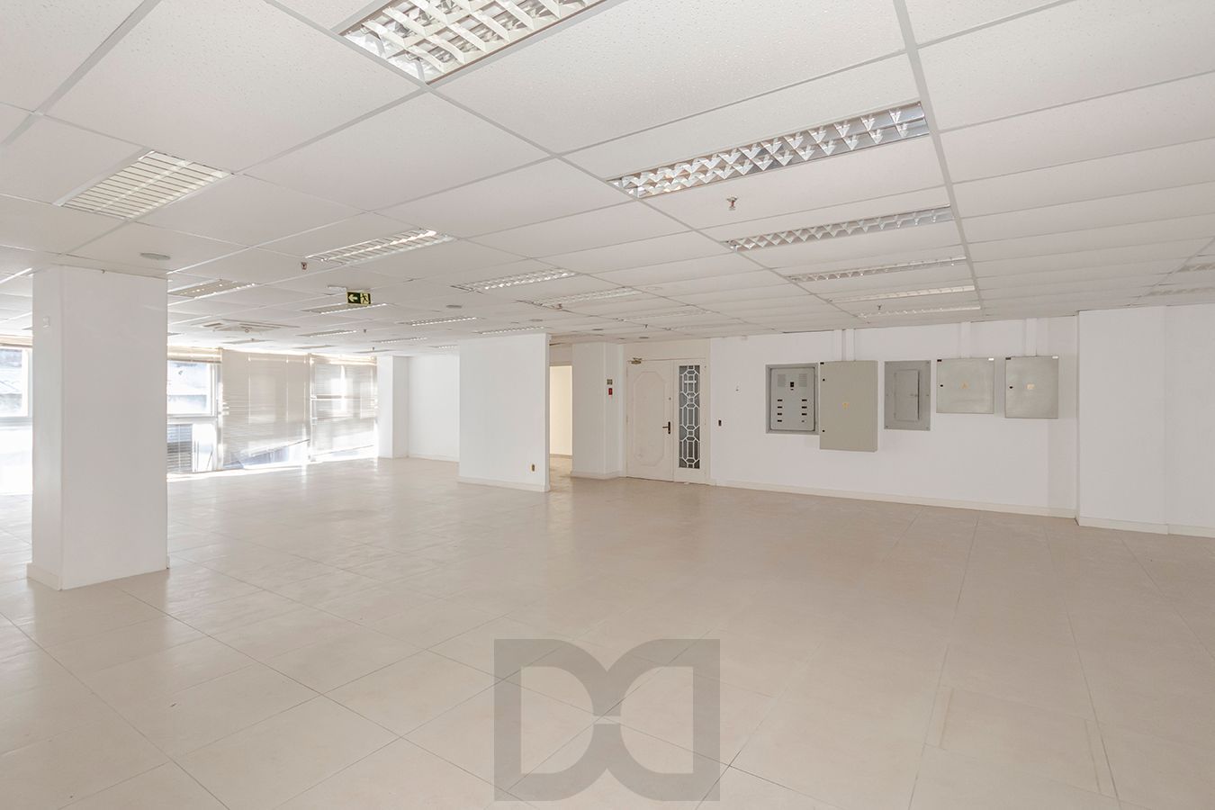 OPORTUNIDADE - Conjunto Comercial, meio andar inteiro com várias salas e salão! — foto 22