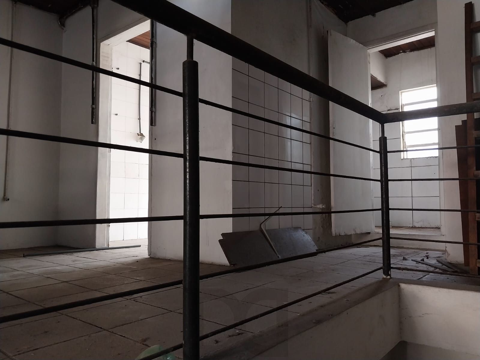 Loja Duplex na Duque de Caxias, desocupada espaço amplo. Preço atrativo. — foto 8