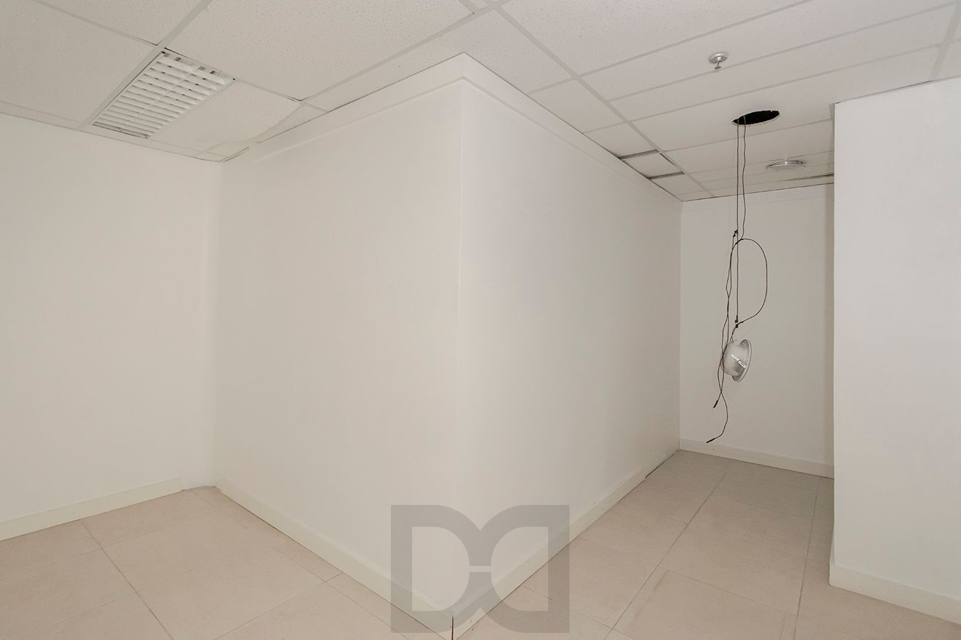 OPORTUNIDADE - Conjunto Comercial, meio andar inteiro com várias salas e salão! — foto 29