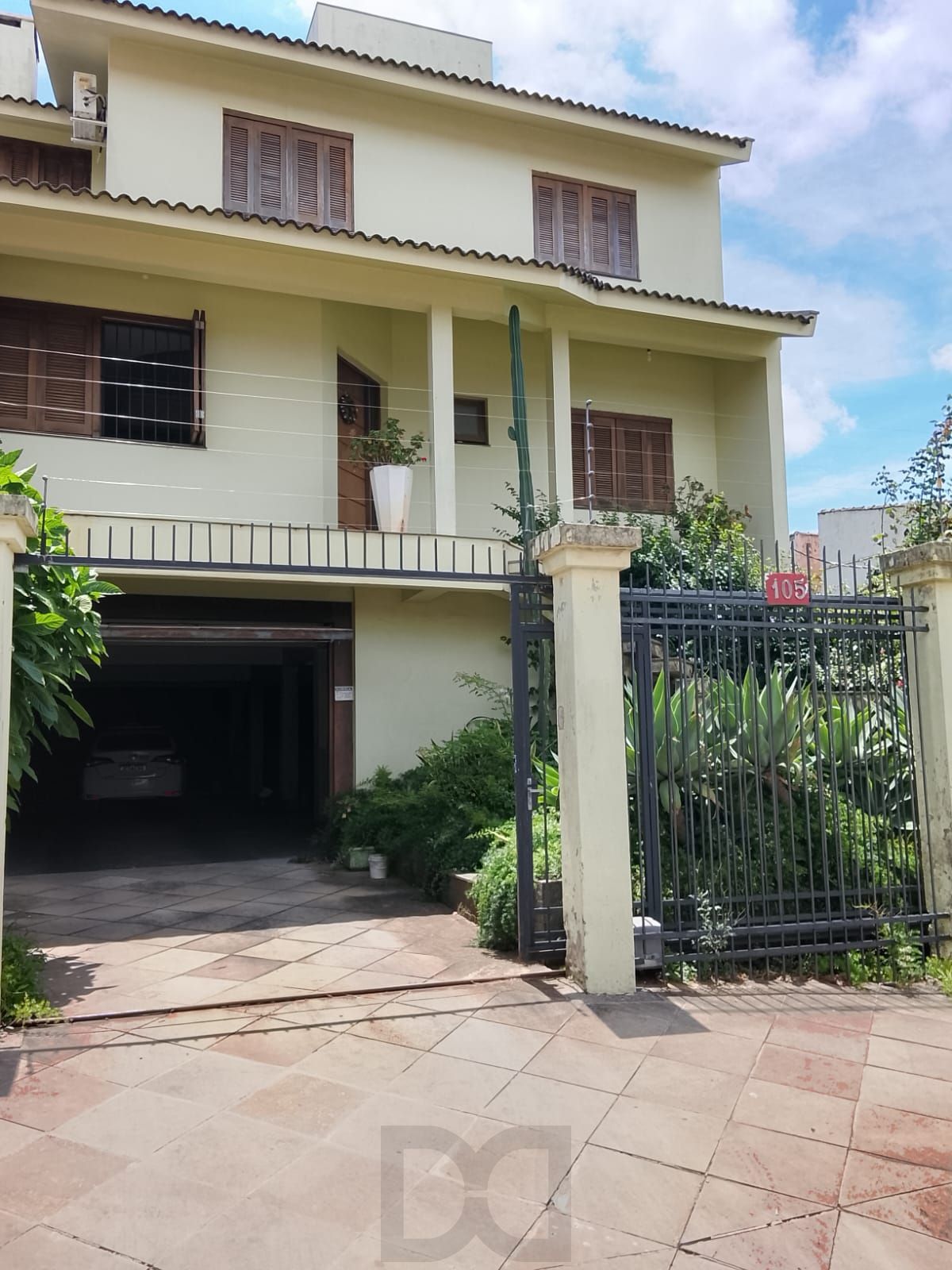 CASA / SOBRADO 5D e 10 vagas 3 Banheiros - Pátio enorme c/ Jacuzi e Pergolado - Living 3 ambientes - Sta Teresa — foto 2