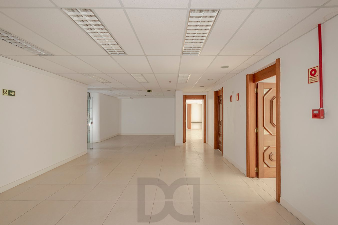 OPORTUNIDADE - Conjunto Comercial, meio andar inteiro com várias salas e salão! — foto 10