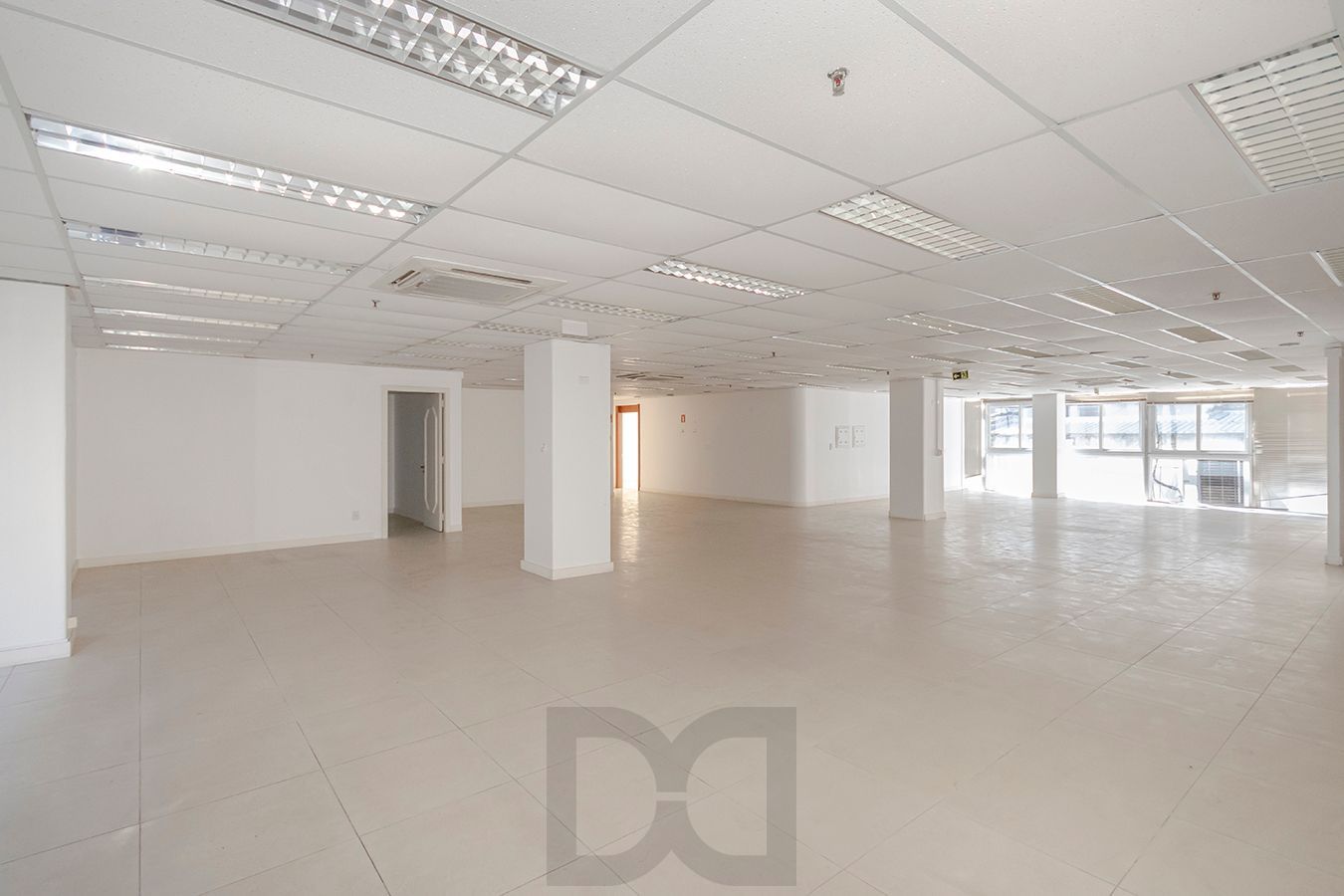 OPORTUNIDADE - Conjunto Comercial, meio andar inteiro com várias salas e salão! — foto 26