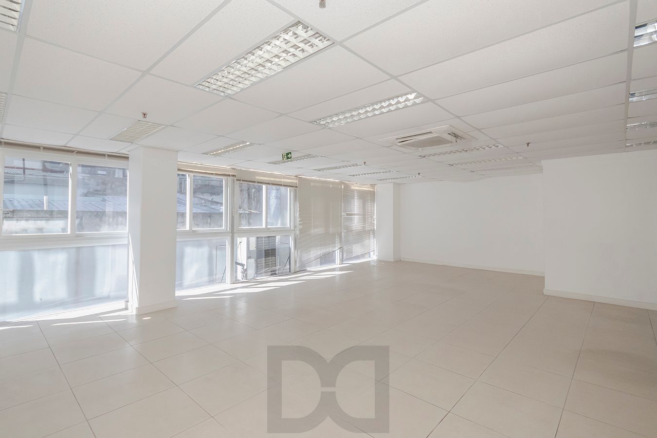 OPORTUNIDADE - Conjunto Comercial, meio andar inteiro com várias salas e salão! — foto 23