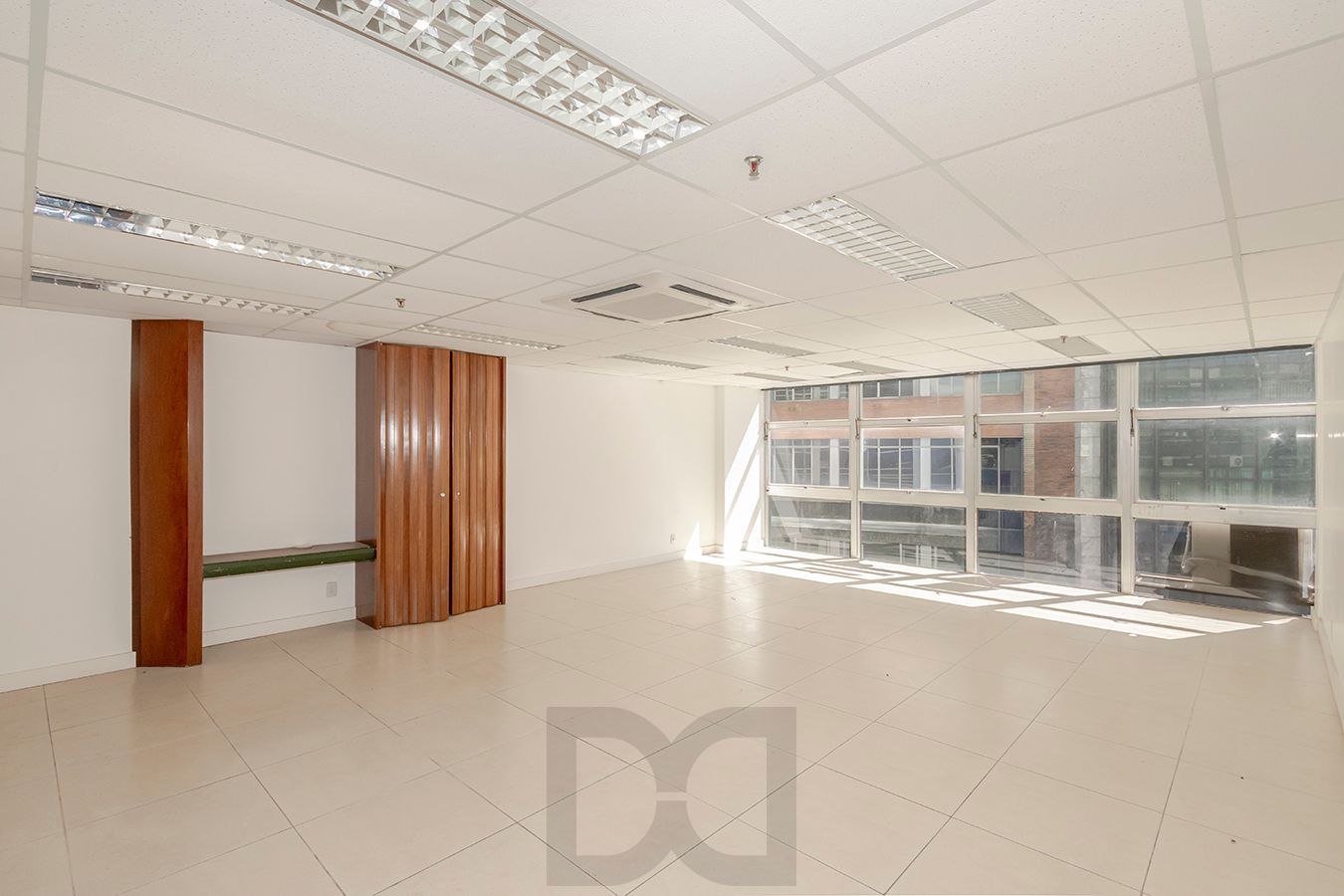 OPORTUNIDADE - Conjunto Comercial, meio andar inteiro com várias salas e salão! — foto 13