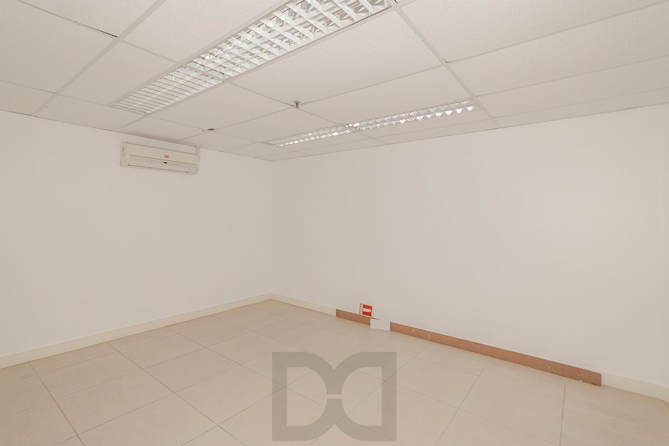 OPORTUNIDADE - Conjunto Comercial, meio andar inteiro com várias salas e salão! — foto 27