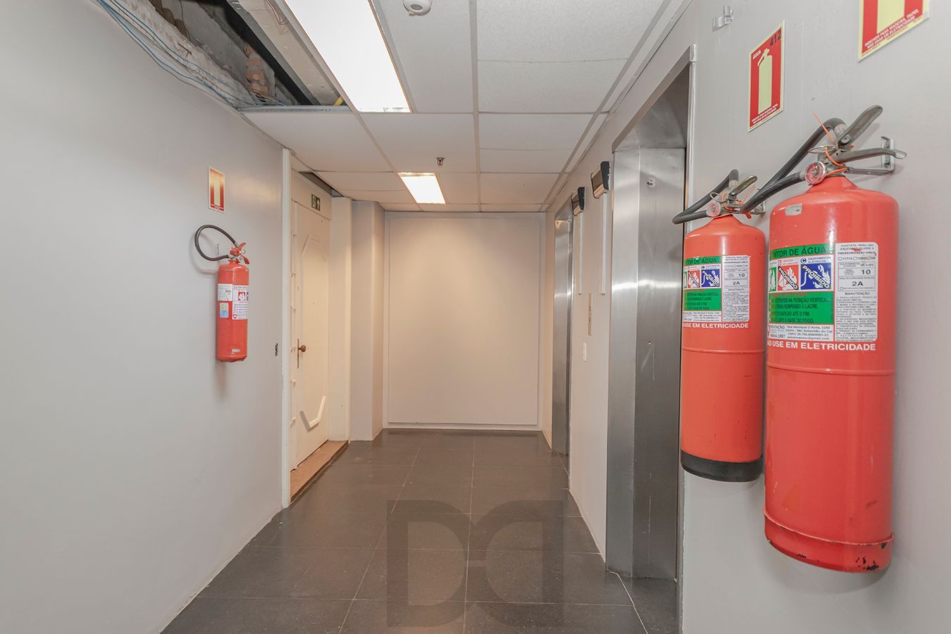 OPORTUNIDADE - Conjunto Comercial, meio andar inteiro com várias salas e salão! — foto 49