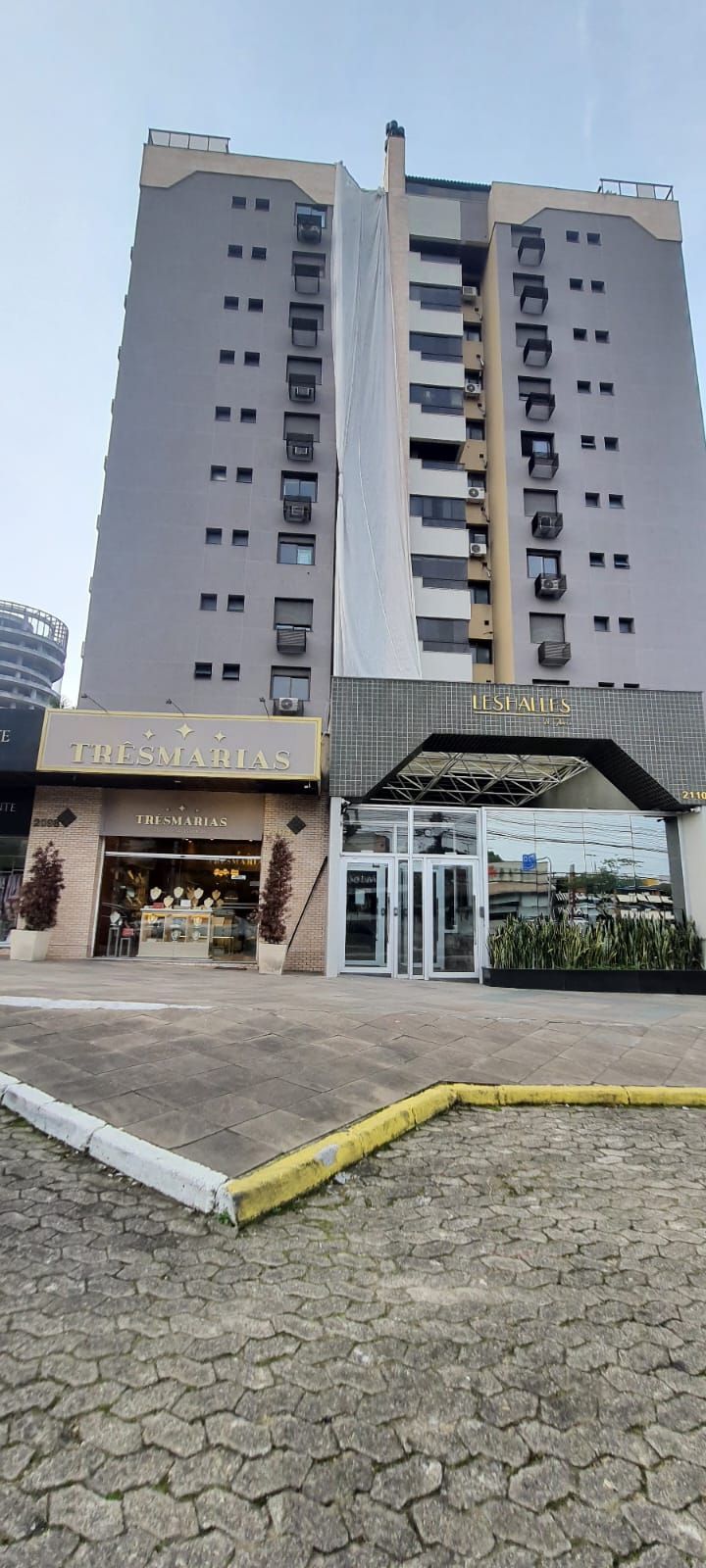 Excelente 2D C/Suíte e vaga coberta Três Figueiras - Porto Alegre — foto 1