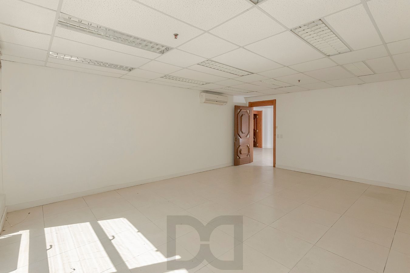 OPORTUNIDADE - Conjunto Comercial, meio andar inteiro com várias salas e salão! — foto 16