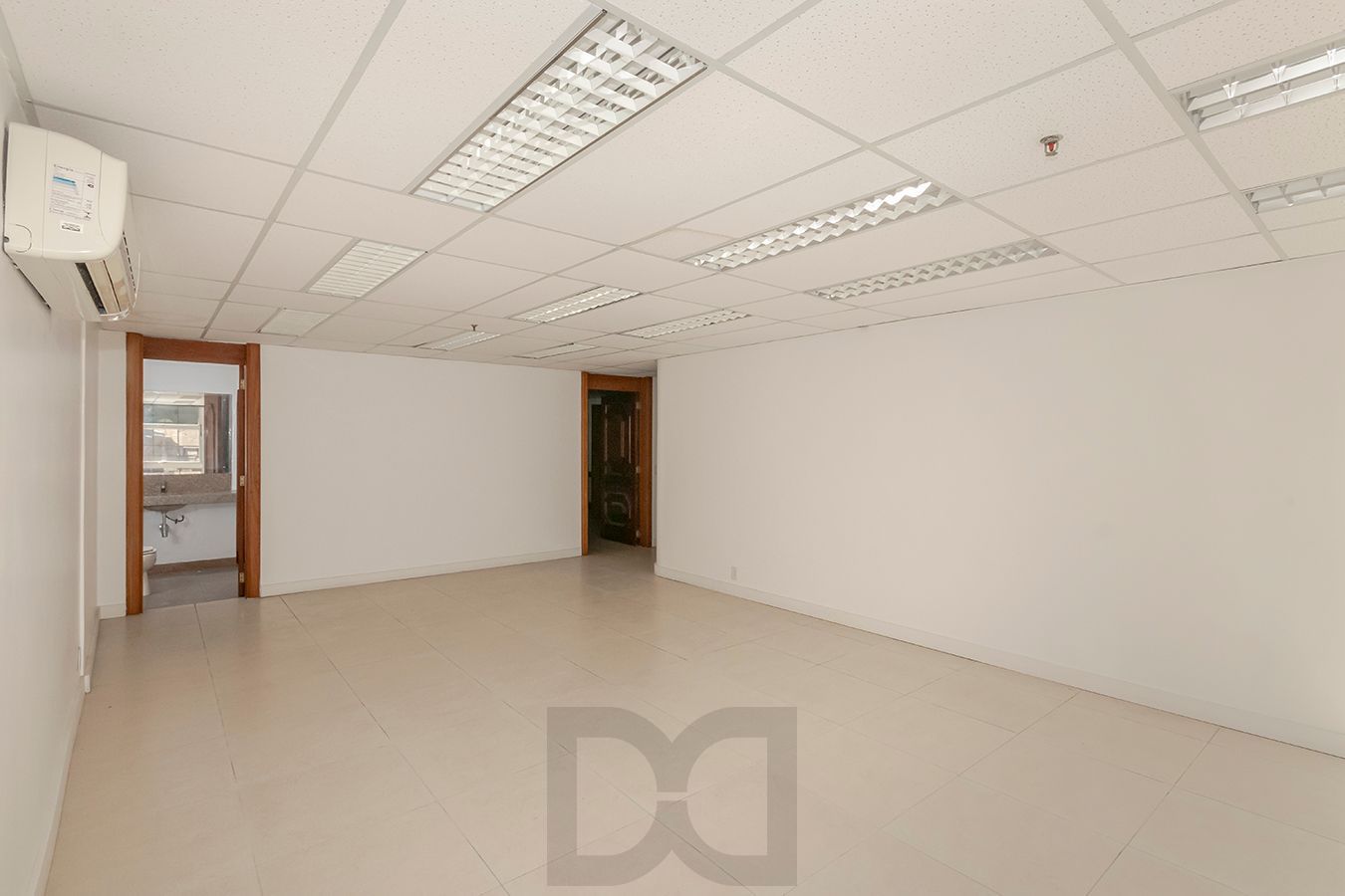 OPORTUNIDADE - Conjunto Comercial, meio andar inteiro com várias salas e salão! — foto 6