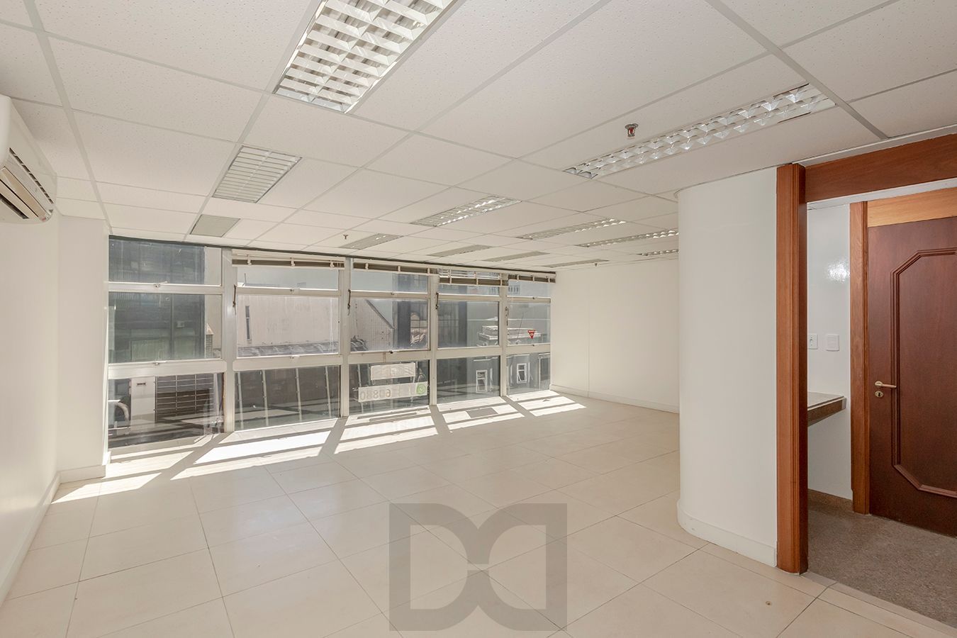 OPORTUNIDADE - Conjunto Comercial, meio andar inteiro com várias salas e salão! — foto 14