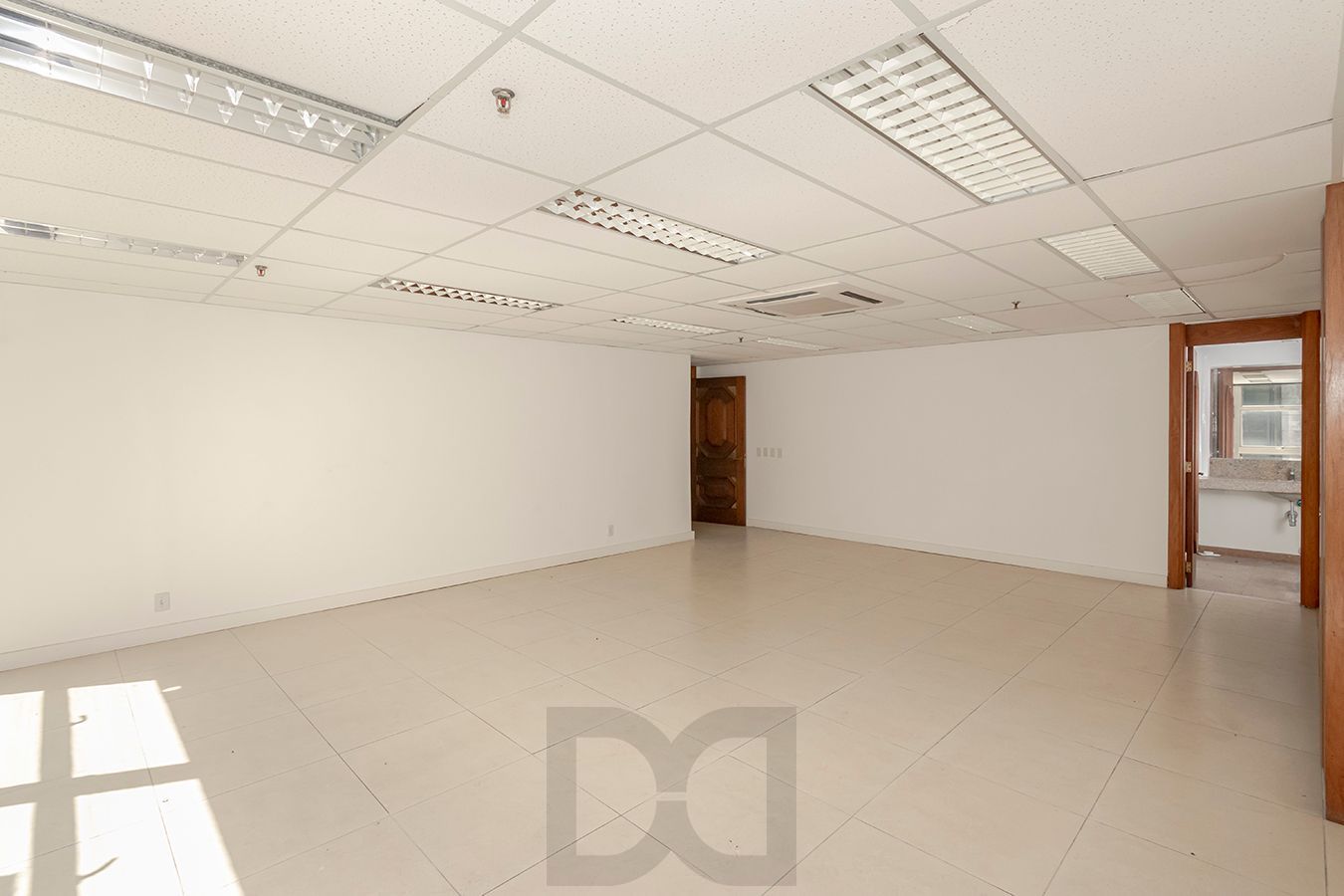 OPORTUNIDADE - Conjunto Comercial, meio andar inteiro com várias salas e salão! — foto 20