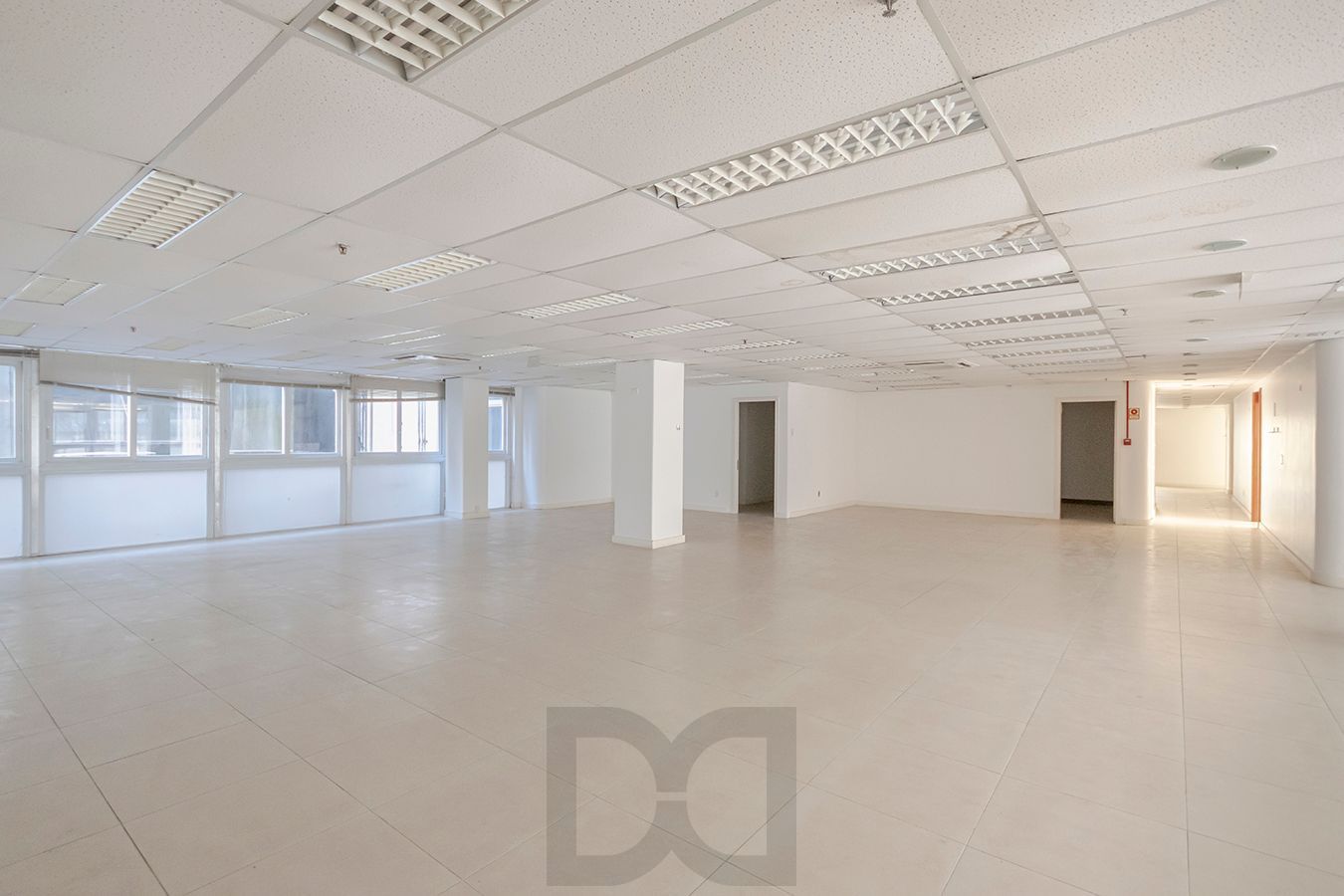 OPORTUNIDADE - Conjunto Comercial, meio andar inteiro com várias salas e salão! — foto 21
