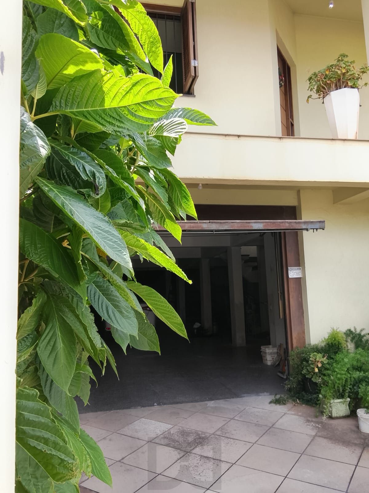 CASA / SOBRADO 5D e 10 vagas 3 Banheiros - Pátio enorme c/ Jacuzi e Pergolado - Living 3 ambientes - Sta Teresa — foto 3
