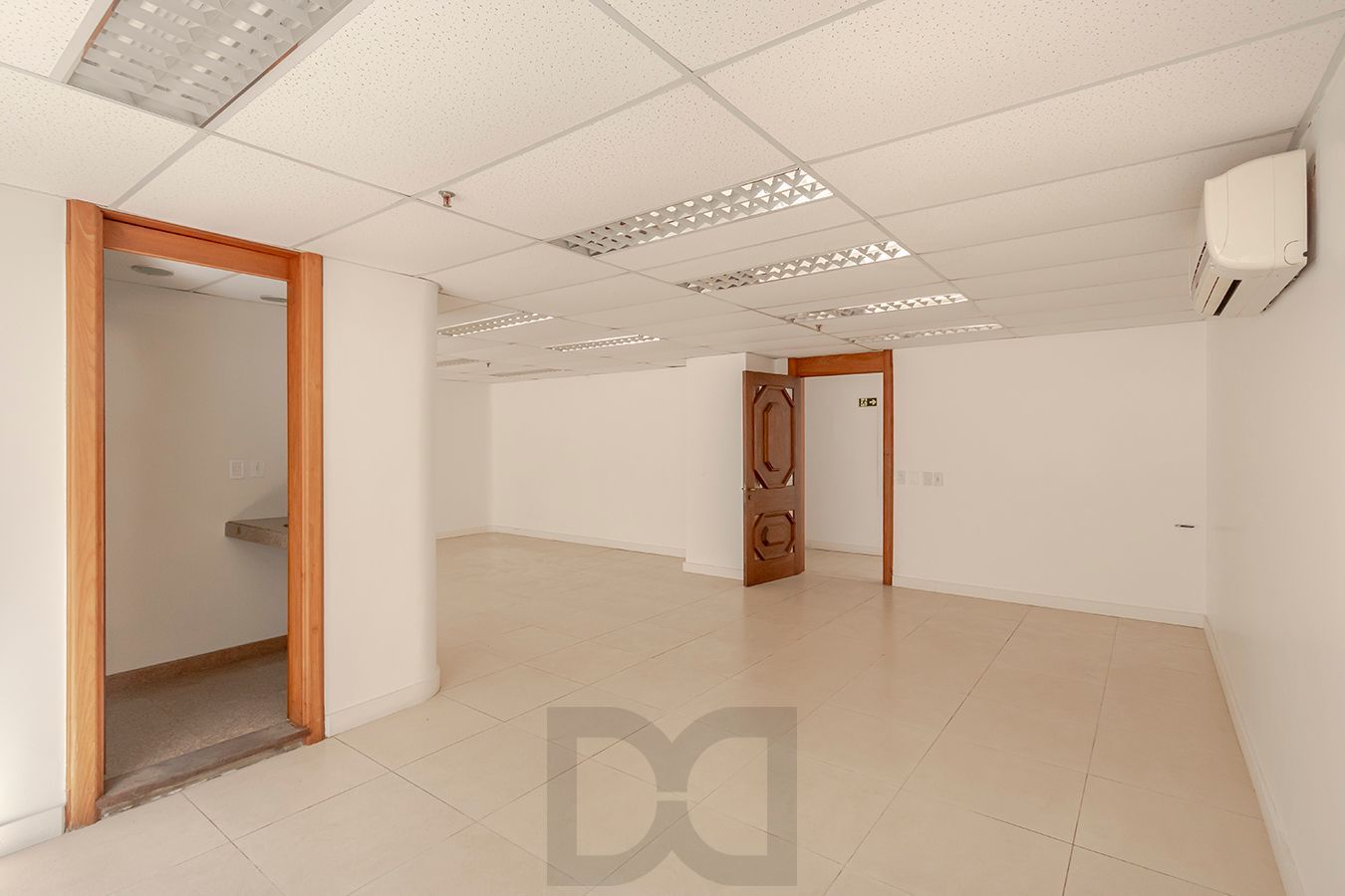 OPORTUNIDADE - Conjunto Comercial, meio andar inteiro com várias salas e salão! — foto 4